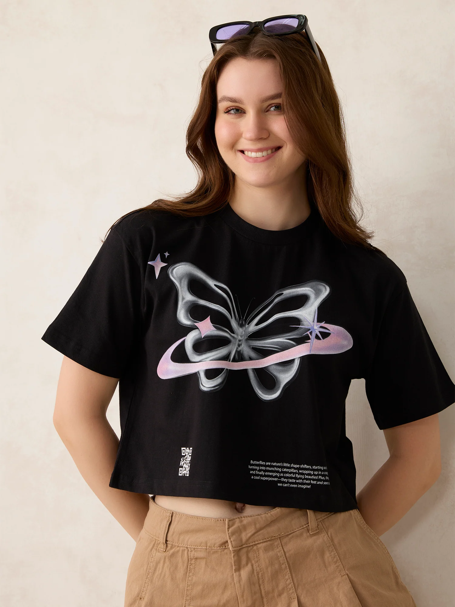 Black Cropped Graphic Tshirt - Image 3
