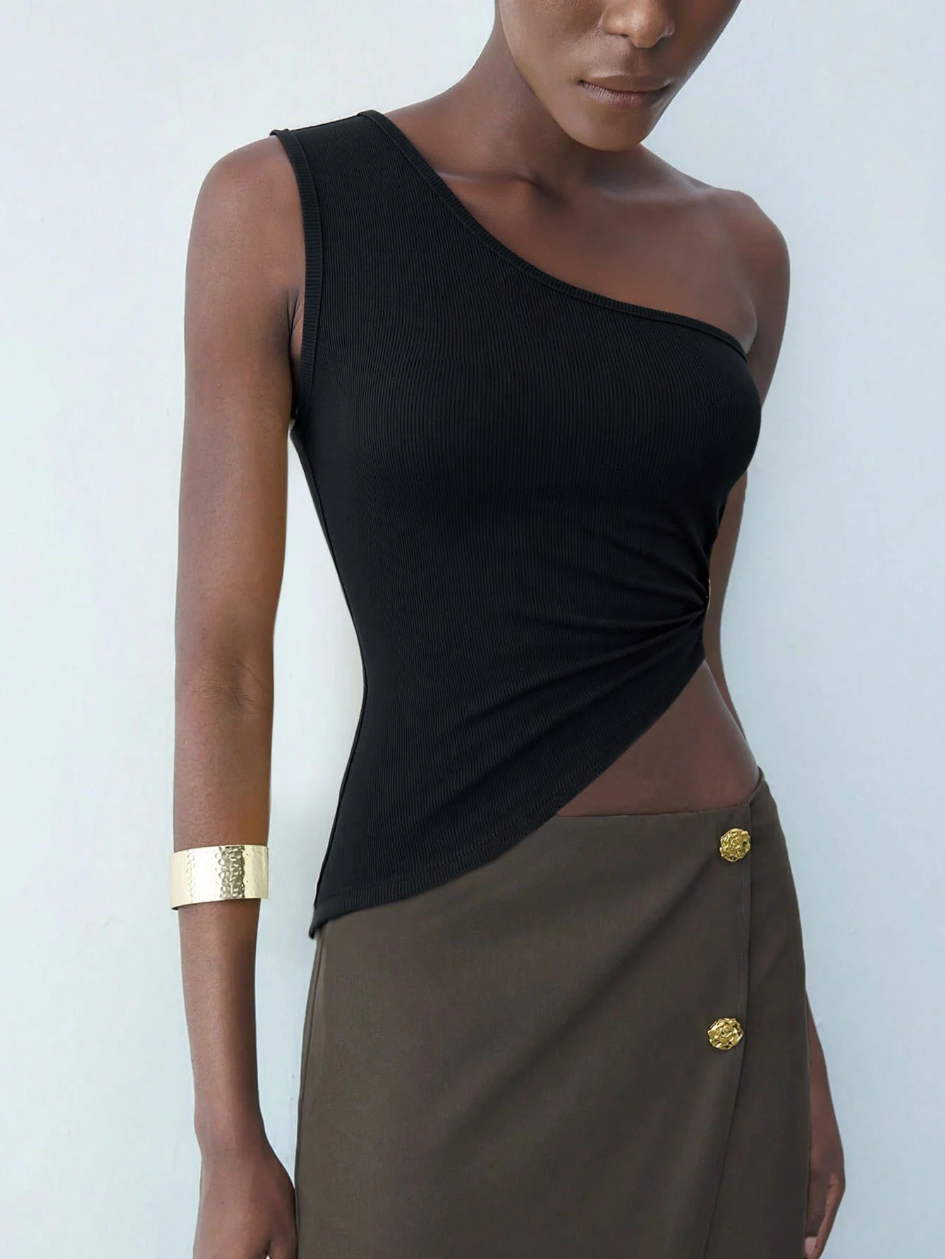 Black One Shoulder Buckle Attached Asymmetrical Top - Image 2