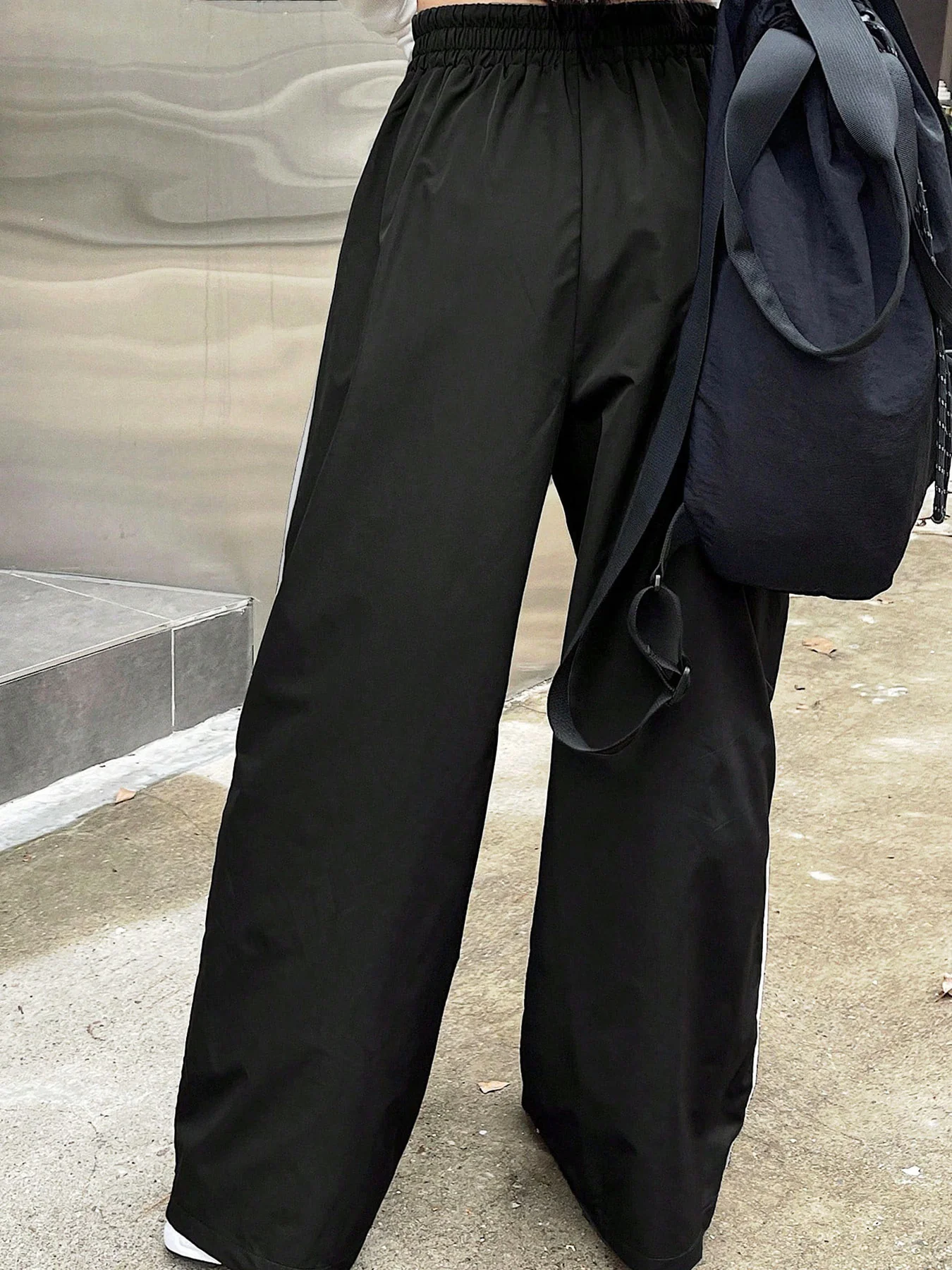 Black Side Contrast Piping Sweatpants - Image 2