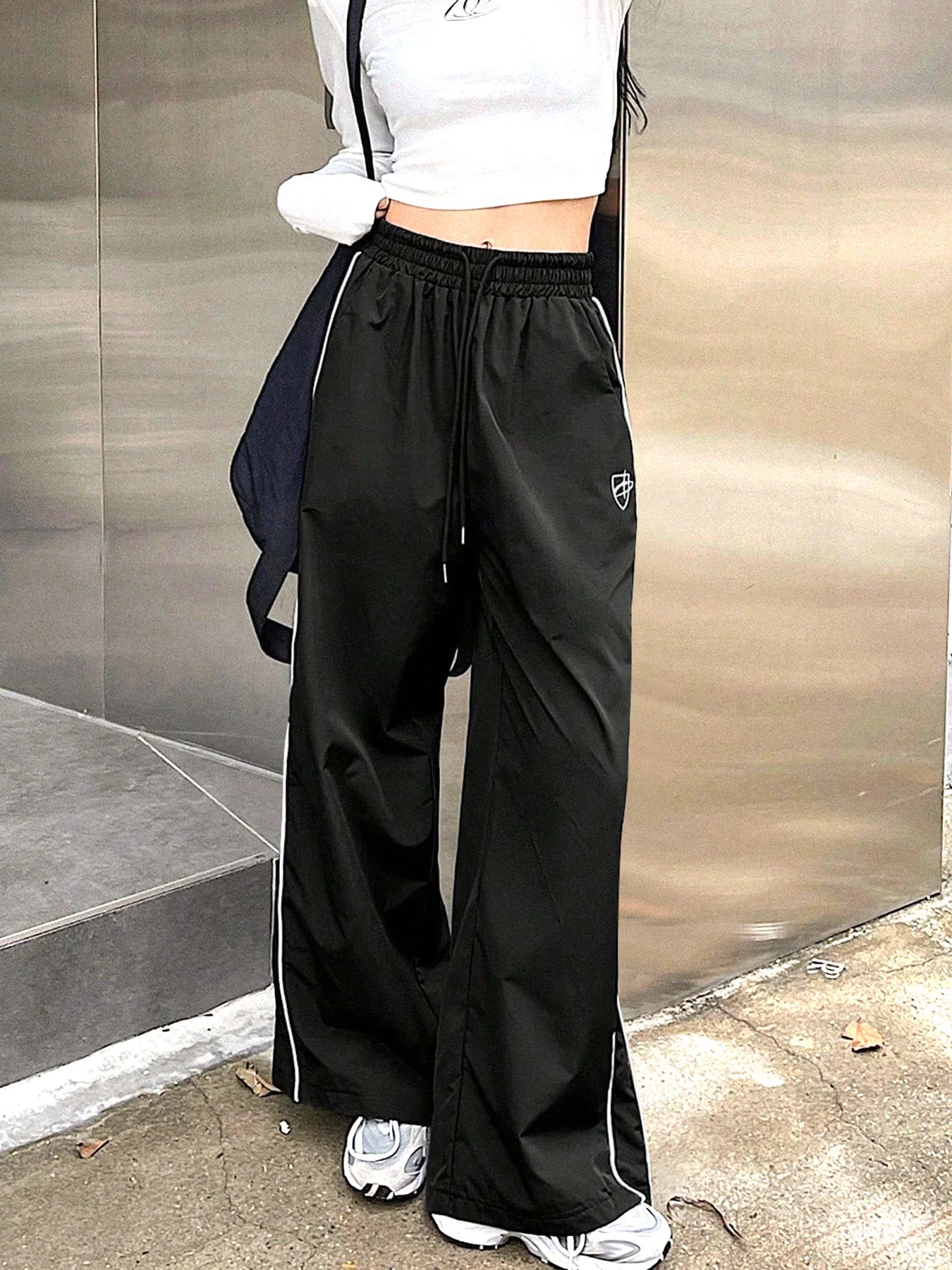Black Side Contrast Piping Sweatpants - Image 3