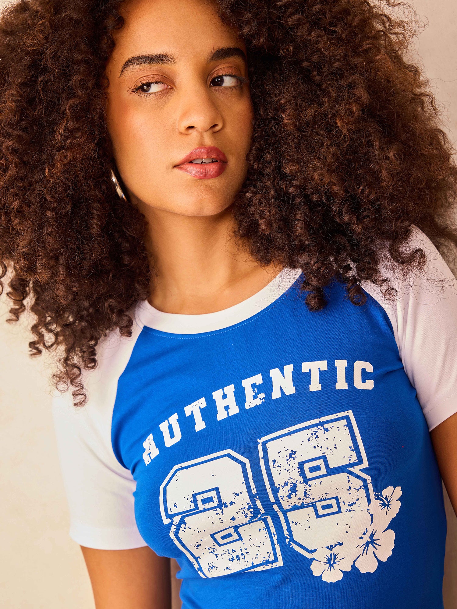 Blue Raglan Cropped Top With Graphic Print - Image 3