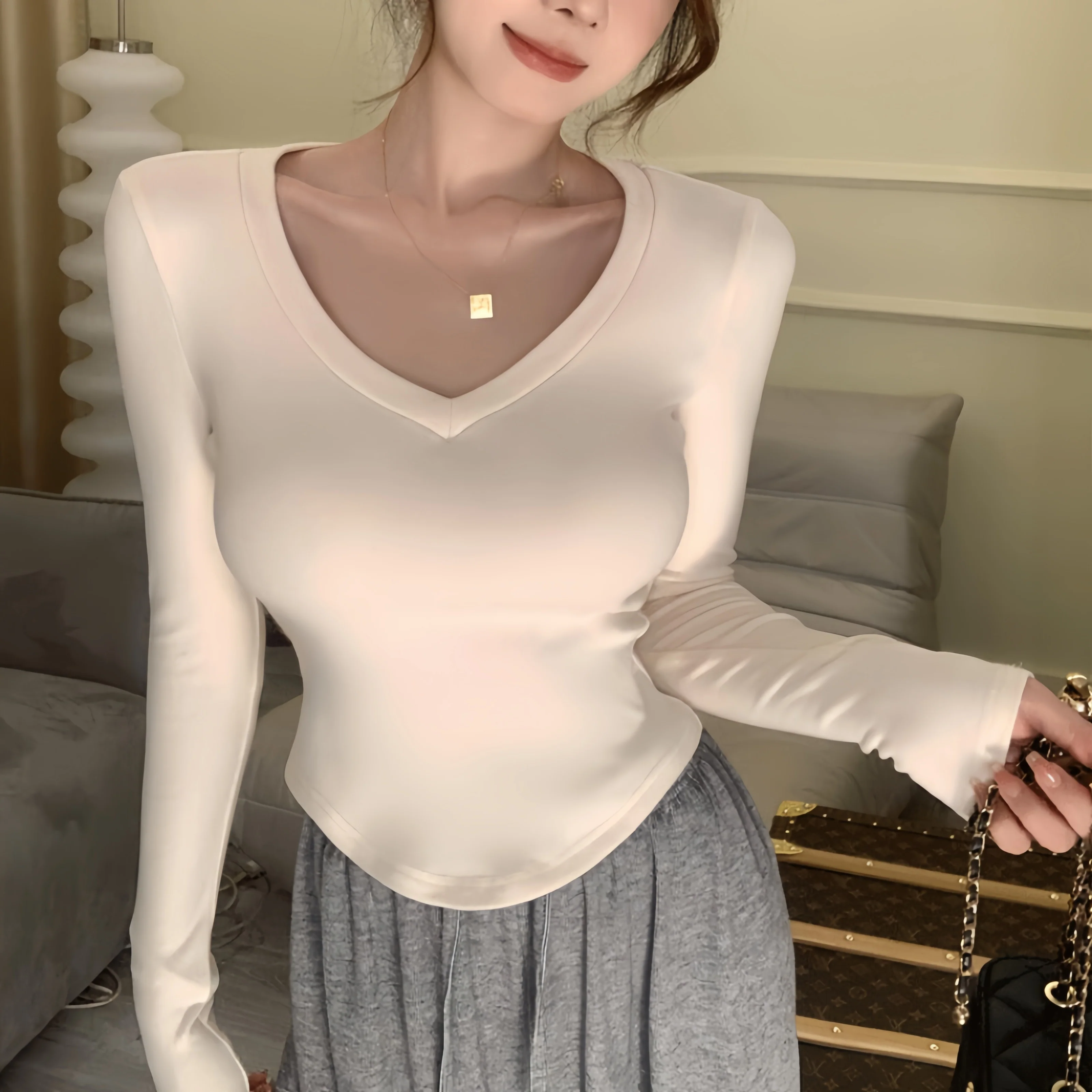 White V Neck Fitted Apple Hem Top - Image 2